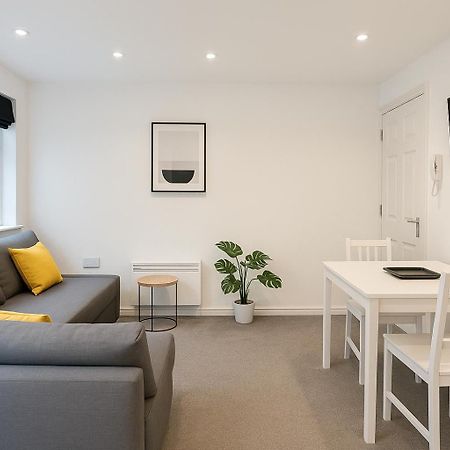 6 Person Apartment In City Centre カーディフ エクステリア 写真